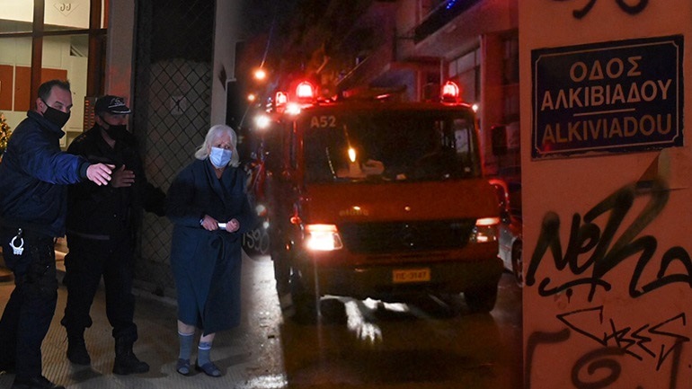 Συγκλονίζει η όμηρος στον Άγιο Παντελεήμονα: “Με έπιασε από τα μαλλιά και με έσερνε στο πάτωμα”