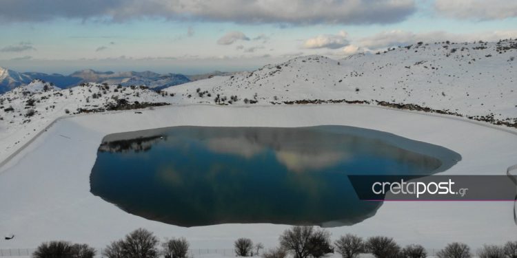 Κρήτη: Πάγωσε η λίμνη στα Ανώγεια – Υπερθέαμα το τοπίο
