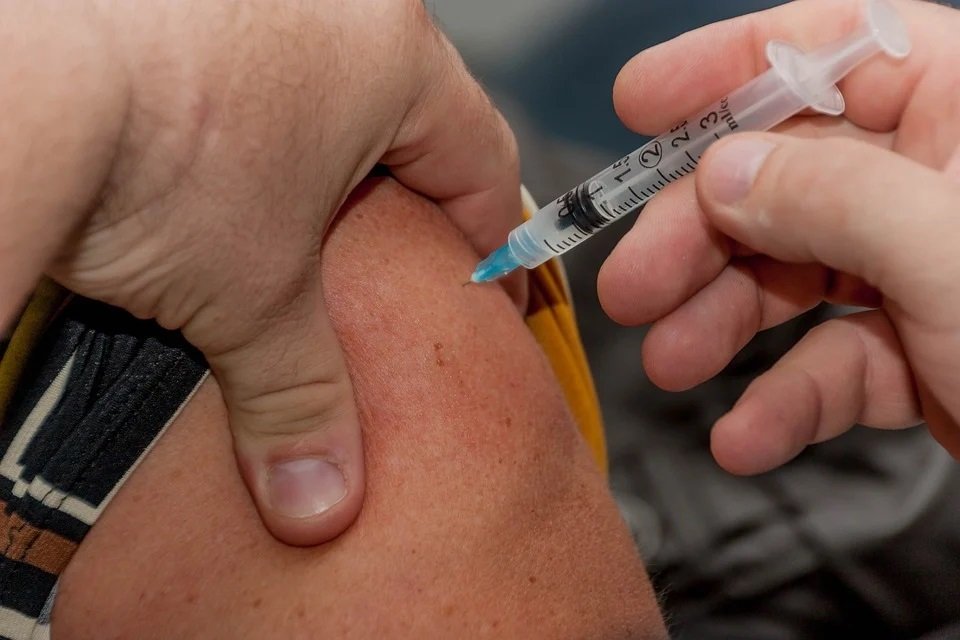 Κορονοϊός: Ο έγκαιρος εμβολιασμός με την αναμνηστική δόση είναι σημαντικότερος από τον τύπο του εμβολίου που θα χορηγηθεί