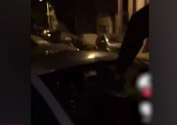 Συμμορία βανδαλίζει αυτοκίνητα και ποζάρει στα social media με όπλα και χρήματα – ΒΙΝΤΕΟ