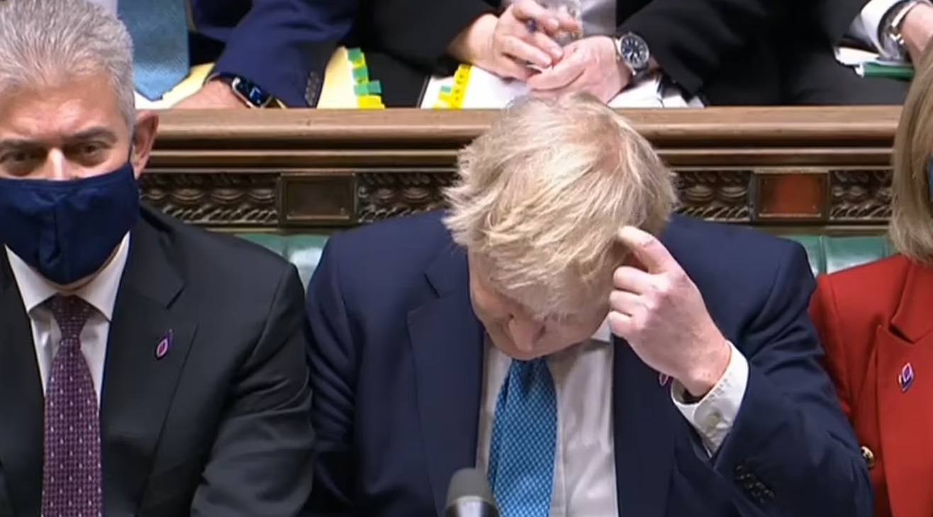 Μπόρις Τζόνσον: Στην κόψη του ξυραφιού λόγω partygate – Ομιλία στους βουλευτές λίγο πριν από την ψηφοφορία