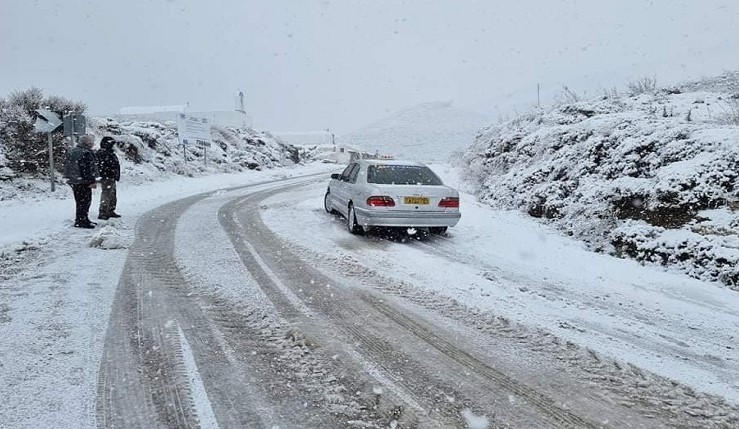 Κακοκαιρία “Ελπίς”: Προβλήματα από την χιονόπτωση στην Πάρο, απεγκλωβίστηκαν πολίτες