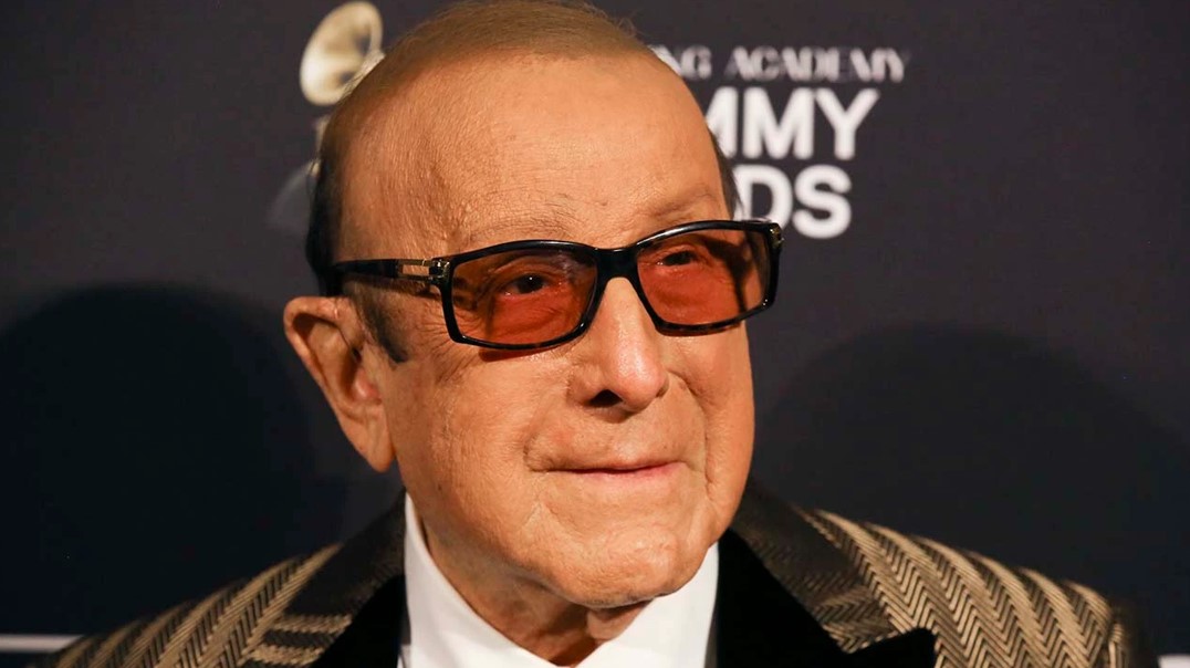 Ο Clive Davis που ανακάλυψε την Whitney Houston θα τιμηθεί από το Ινστιτούτο Smithsonian