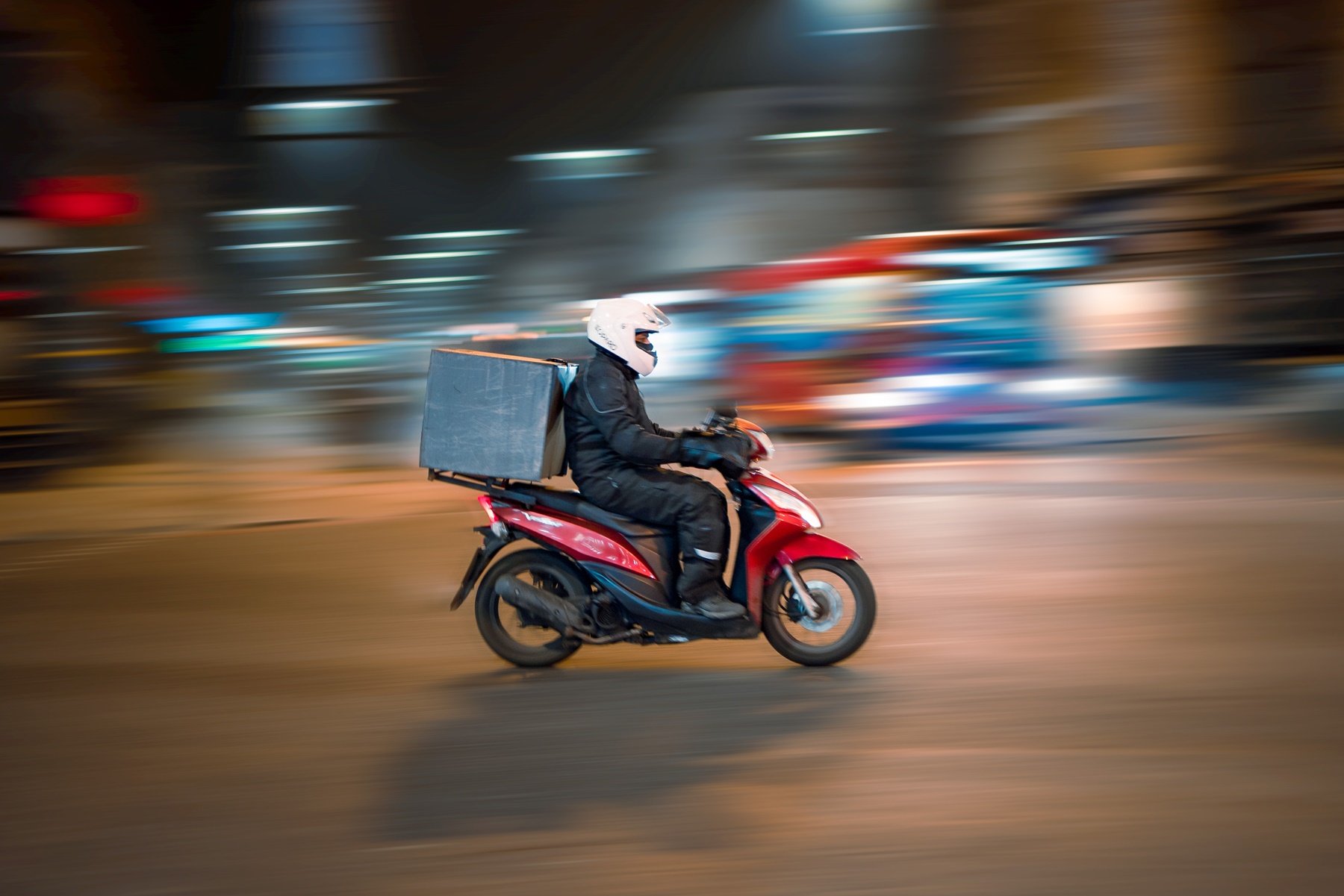 Ηθοποιός από το “Μπρούσκο” δουλεύει ως ντελιβεράς