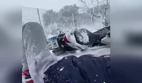 Ο ντελιβεράς που κάνει τον γύρο του διαδικτύου