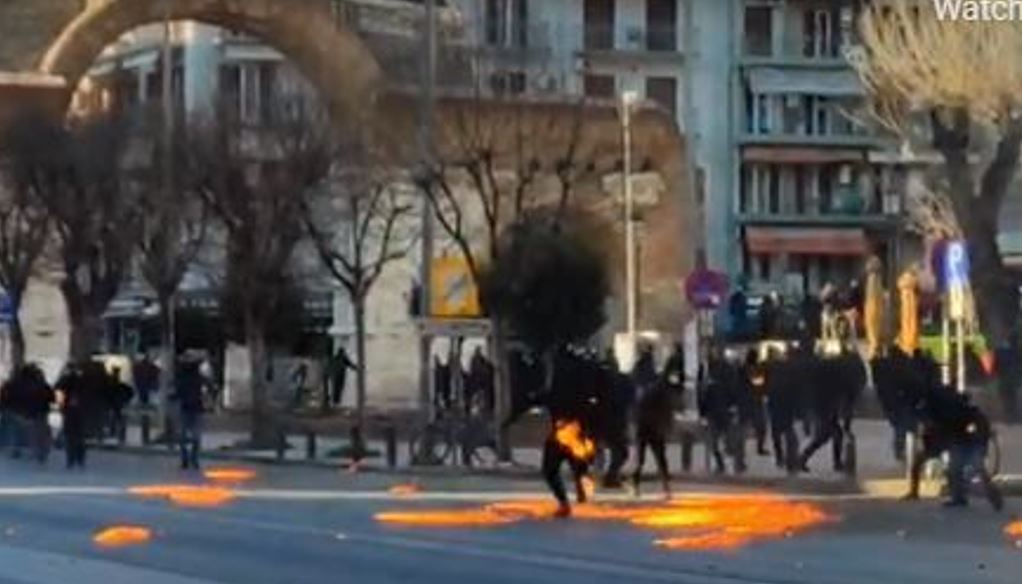 Θεσσαλονίκη-Διαδηλωτής-Φωτιά