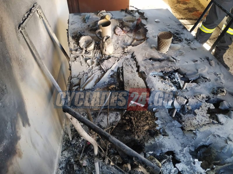 Σαντορίνη: Φωτιά σε διαμέρισμα – Απεγκλώβισαν σκύλο που είχε κρυφτεί κάτω από γραφείο