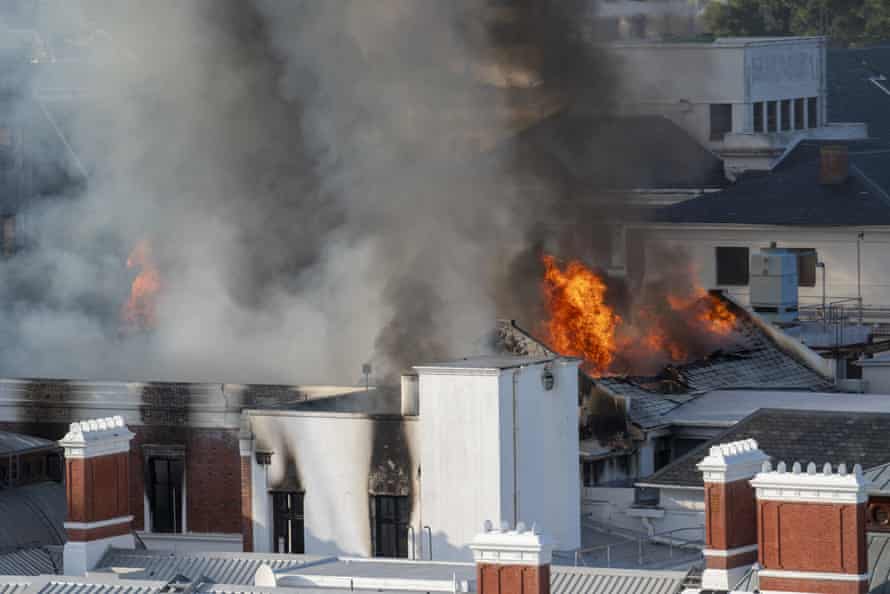 Νότια Αφρική: Ένας ύποπτος συνελήφθη για τη φωτιά στο Κοινοβούλιο – ΒΙΝΤΕΟ