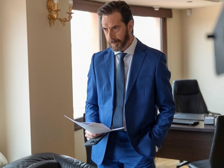 Σασμός: Τρυφερός μπαμπάς ο “Διονύσης” – Η αγκαλιά με την νεογέννητη κόρη του