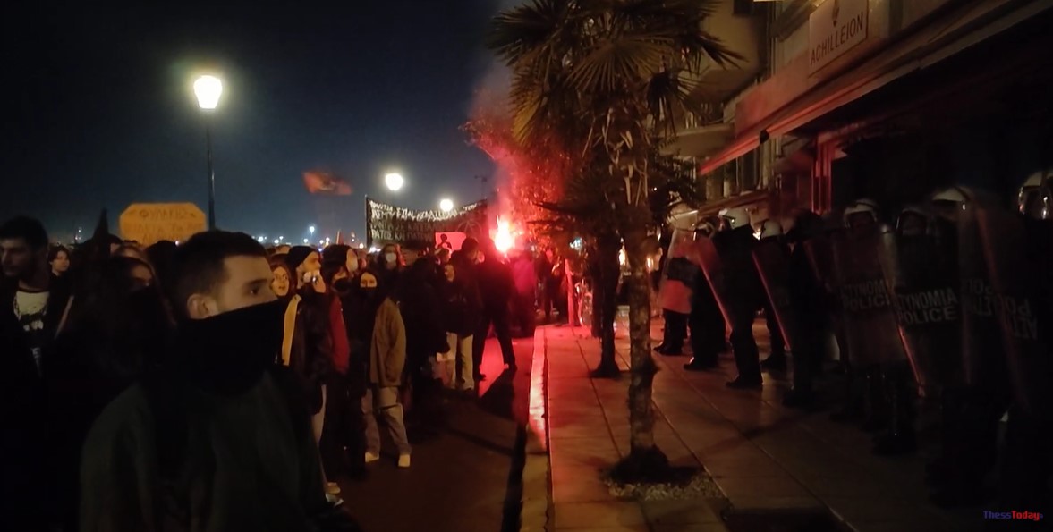Υπόθεση βιασμού στη Θεσσαλονίκη: Συνθήματα έξω από μαγαζί της παραλιακής