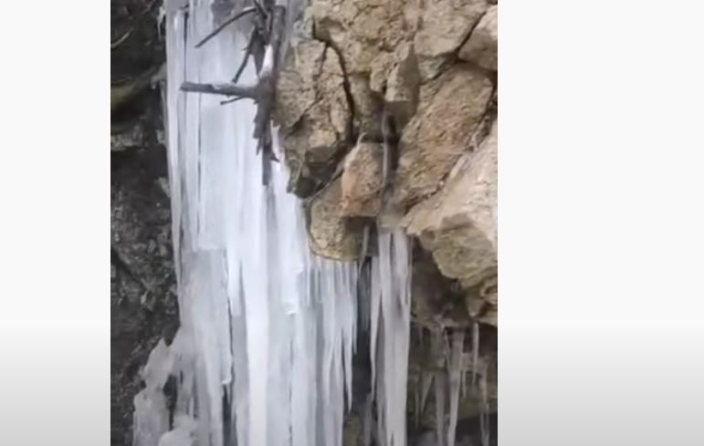 Πάγωσαν οι καταρράκτες στο Βελβεντό – Εντυπωσιακές εικόνες