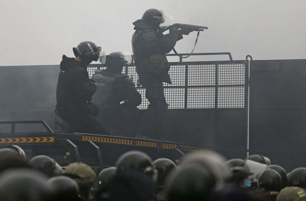 Χάος στο Καζακστάν: Διατάχθηκε να επέμβει ο στρατός – ΦΩΤΟ – ΒΙΝΤΕΟ