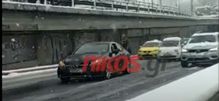 Σταμάτησαν στην Κηφισίας για να βοηθήσουν τον οδηγό που “κόλλησε” – ΒΙΝΤΕΟ αναγνώστη
