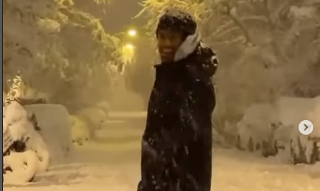 Ο Κωνσταντίνος Αργυρός κάνει snowboard στο κέντρο της Αθήνας