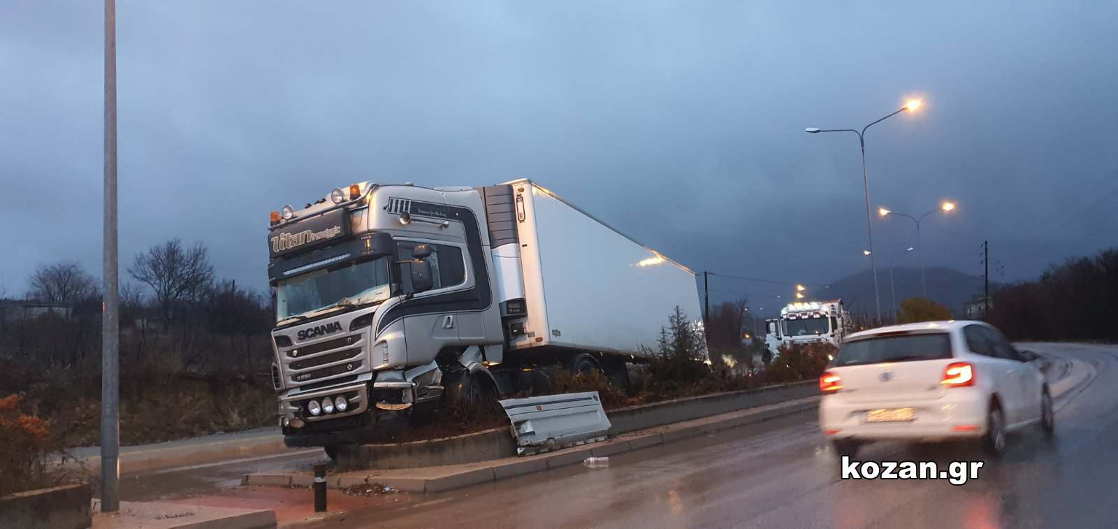 Κοζάνη: Τροχαίο με νταλίκα – Κατέληξε στο διαχωριστικό διάζωμα