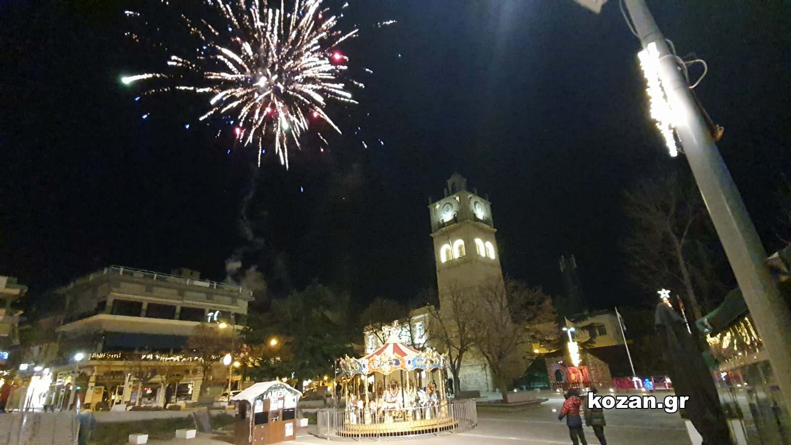 Κοζάνη: Πυροτεχνήματα για το 2022 – ΒΙΝΤΕΟ&ΦΩΤΟ από την κεντρική πλατεία