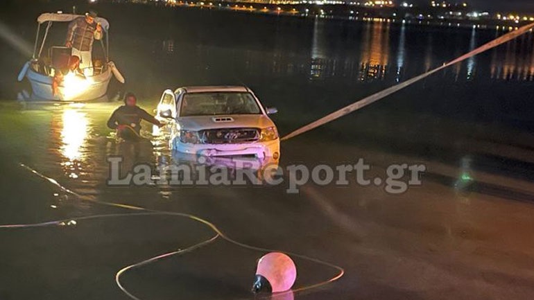 Στυλίδα: Αυτοκίνητο έπεσε στη θάλασσα – ΒΙΝΤΕΟ από την ανέλκυση