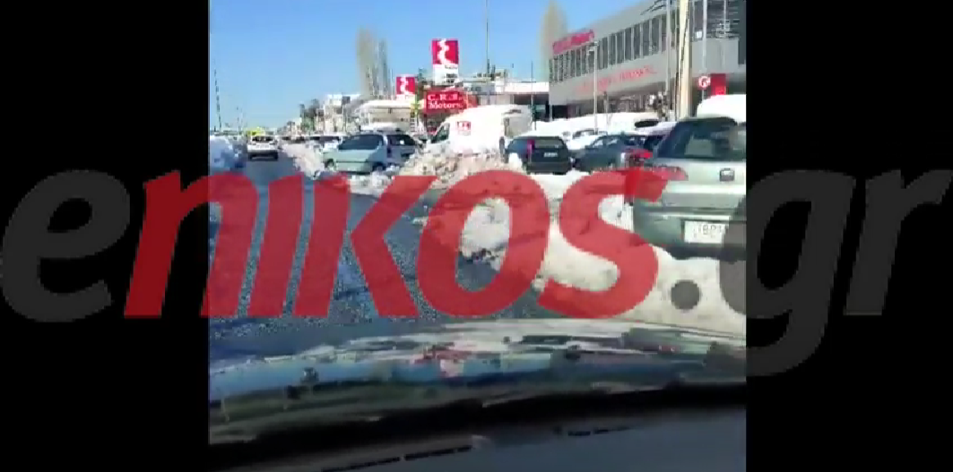 Εκατοντάδες αυτοκίνητα παραμένουν θαμμένα στο χιόνι στην Μαραθώνος – ΒΙΝΤΕΟ αναγνώστη