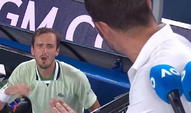 Έξαλλος ο Μεντβέντεφ με τον πατέρα του Τσιτσιπά – Το ξέσπασμα στον διαιτητή