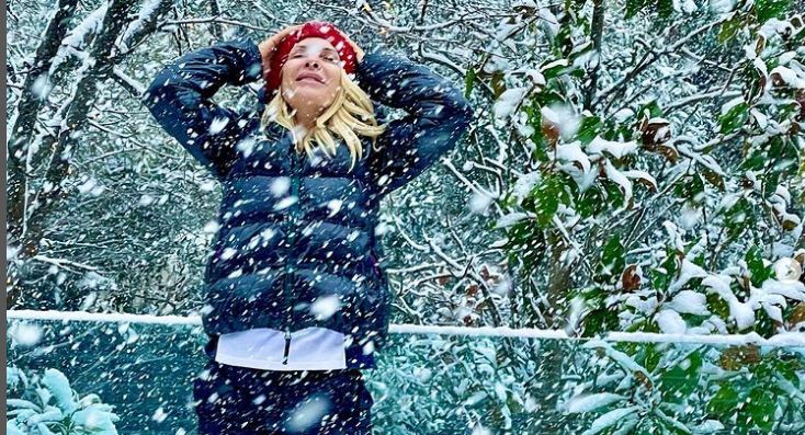 Ξετρελάθηκε η Ελένη Μενεγάκη – Τα παιχνίδια στο χιόνι