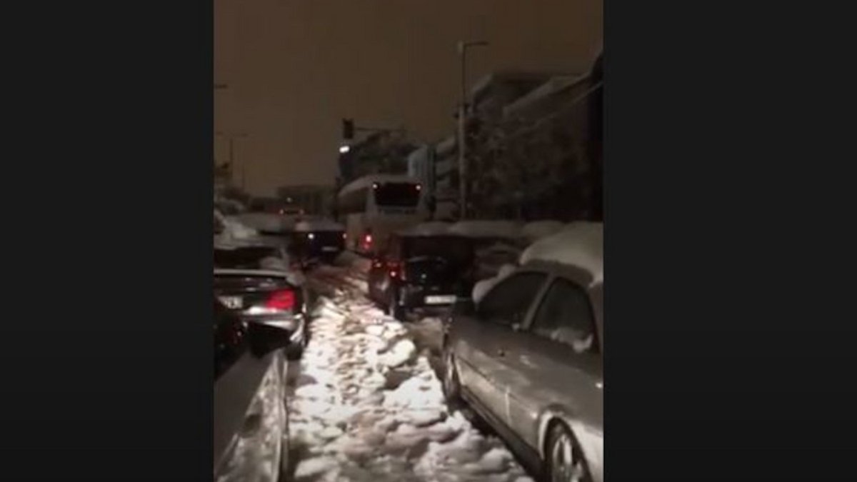 Κακοκαιρία “Ελπίς”: “Είμαι 12 ώρες εγκλωβισμένος στη Μεσογείων” λέει οδηγός σε απόγνωση