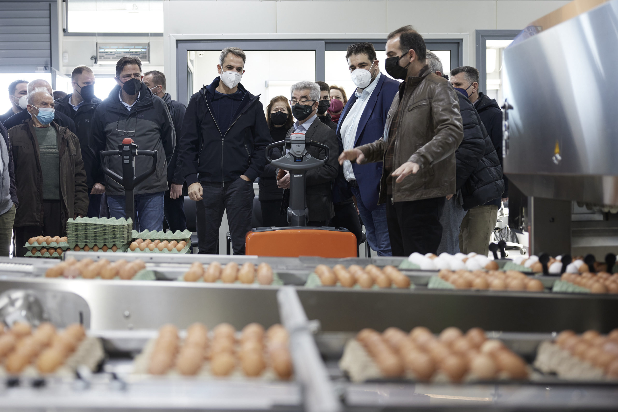 Επίσκεψη Μητσοτάκη σε πτηνοτροφική μονάδα στα Μέγαρα: Επιδότηση και στήριξη σε παραγωγούς