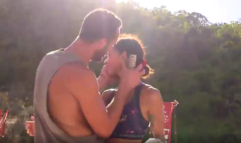 Survivor: Η στιγμή που η Μυριέλλα δίνει το γράμμα στον Κατσαούνη με ένα φιλί