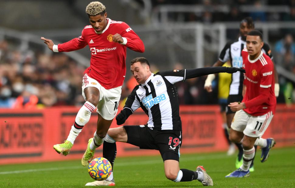 Tα φώτα στο «Ολντ Τράφορντ» και την εμβόλιμη αγωνιστική στην Superleague