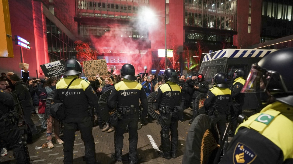 Ολλανδία: Τριάντα συλλήψεις και τραυματίες σε διαδήλωση κατά του lockdown