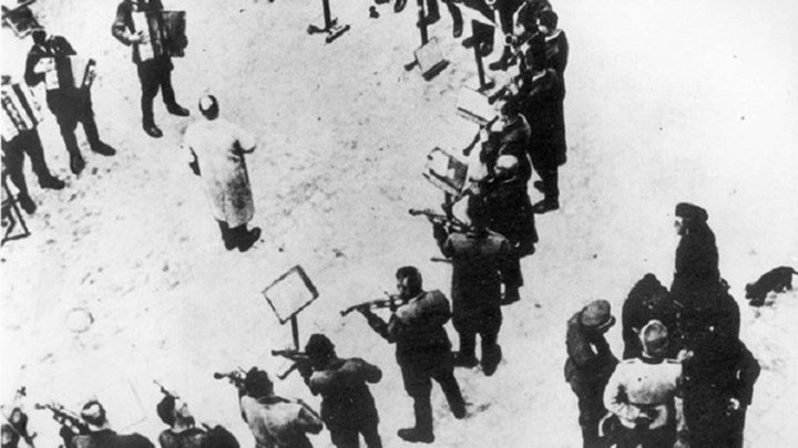 Ημέρα Μνήμης Ολοκαυτώματος: Η ιστορία πίσω από το “Dance me to the end of Love” του Λέοναρντ Κοέν