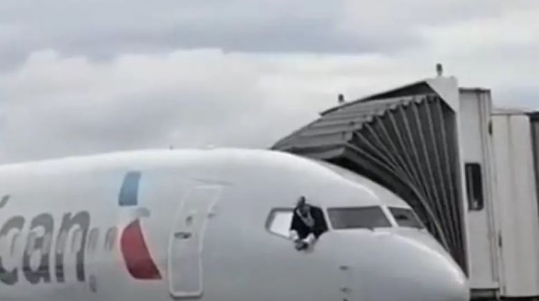 Ονδούρα: Επιβάτης εισέβαλε στο πιλοτήριο αεροσκάφους και προκάλεσε ζημιά στα χειριστήρια – BINTEO