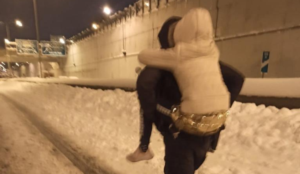 Αττική Οδός: Το “ευχαριστώ” του πατέρα της 11χρονης στον αστυνομικό – Την κουβάλησε στην πλάτη “λες και ήταν παιδί του”