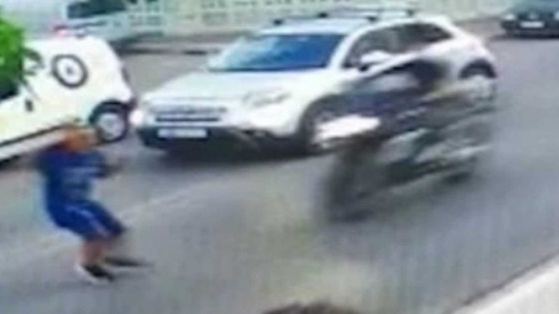 Σοκ στη Σύρο: Αναβιώνει το επικίνδυνο “παιχνίδι” – Παιδιά πετάγονται στη μέση του δρόμου