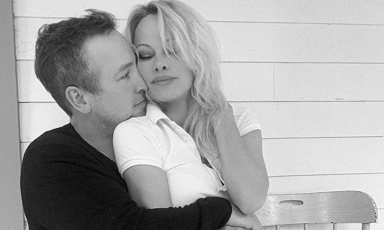 Πάμελα Άντερσον: Κατέθεσε αίτηση διαζυγίου από τον πέμπτο σύζυγό της