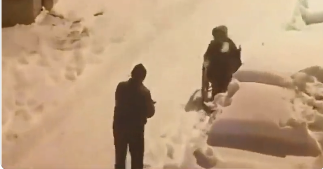 Συγκινεί ο πατέρας που παίζει με το ανάπηρο παιδί του στα χιόνια – Το βίντεο που έγινε viral στο TikTok