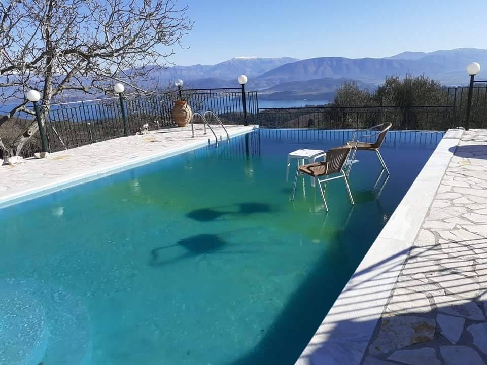 Πάγωσε πισίνα στην Κέρκυρα – Η εντυπωσιακή εικόνα που κάνει τον γύρο του διαδικτύου