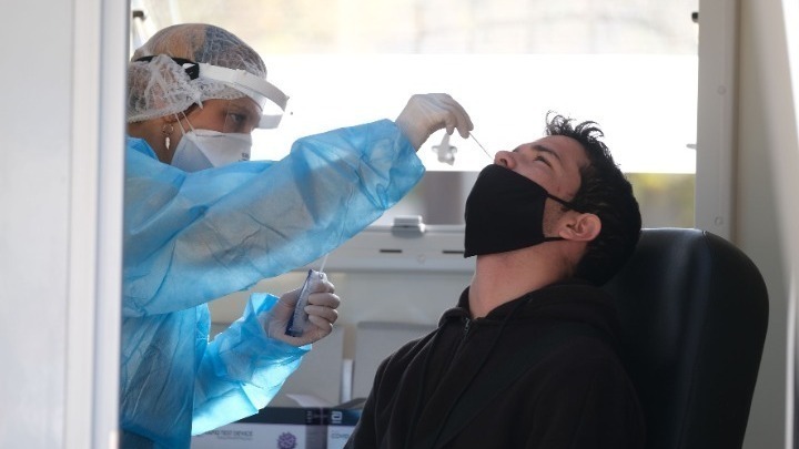 ΗΠΑ: Το rapid test με δείγμα από τη μύτη ίσως δεν ανιχνεύει γρήγορα την “Όμικρον”