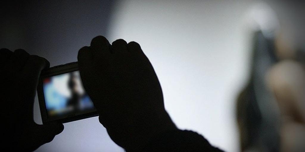 Φρίκη στη Ρόδο: 56χρονος έβαζε ανήλικες να ερωτοτροπούν και κατέγραφε τις πράξεις τους