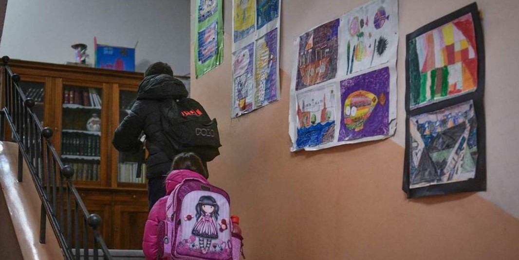 Αιγιάλεια: Γονείς καταγγέλλουν ότι καταδικασμένος για παιδοφιλία κυκλοφορεί σε σχολείο