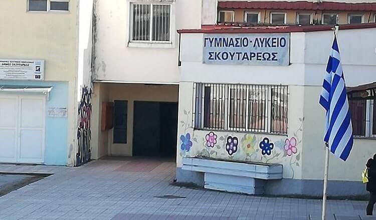 Σέρρες: Τι απαντά ο δήμαρχος για τις εικόνες με τις κουβέρτες σε σχολείο
