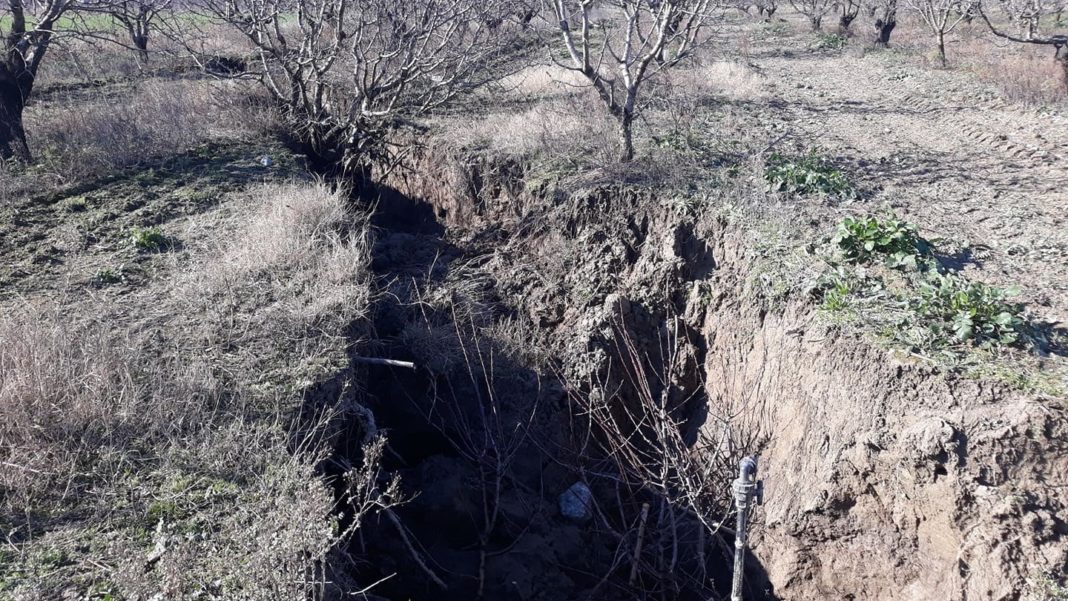 Άνοιξε η γη στο Καλοχώρι του Δήμου Τεμπών
