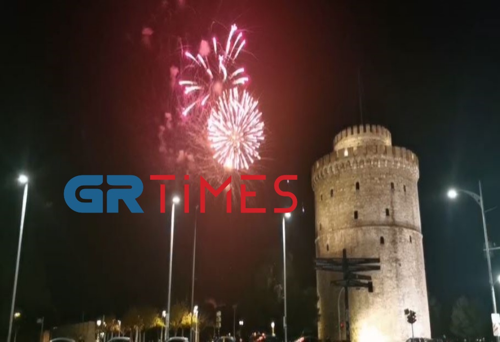 Θεσσαλονίκη: Υποδέχθηκε το 2022 με βροχή από πυροτεχνήματα – ΒΙΝΤΕΟ