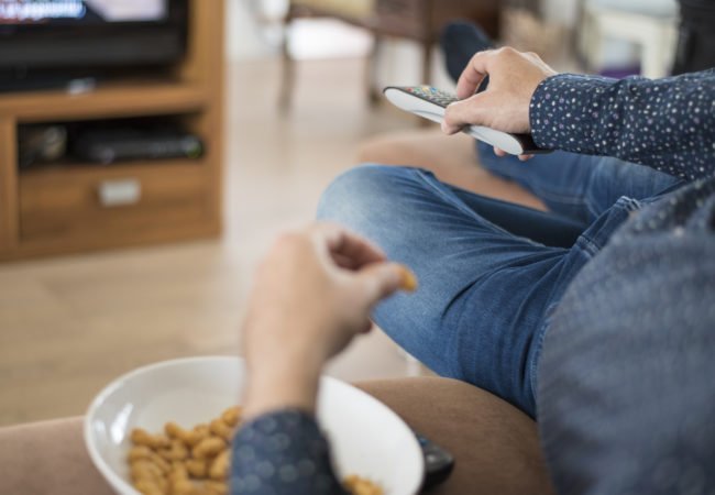 Πόσες ώρες βλέπετε τηλεόραση; – Μελέτη για τον κίνδυνο θρόμβωσης