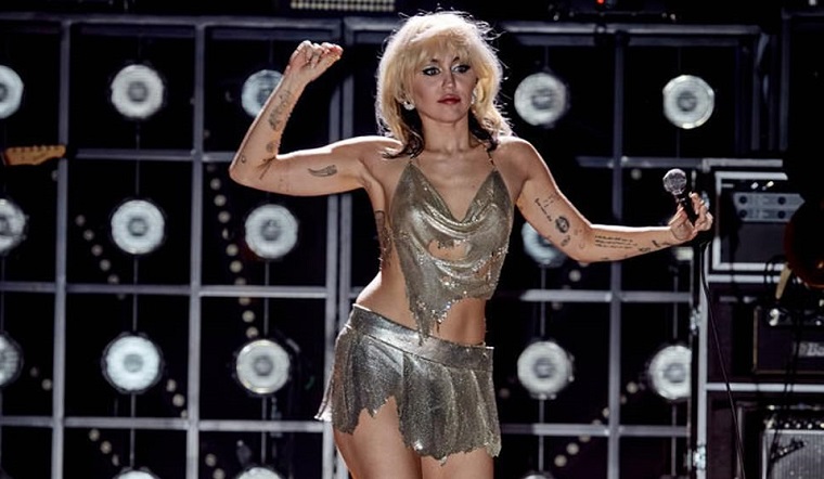 Μάιλι Σάιρους: Το στιλιστικό ατύχημα που την άφησε topless στη σκηνή