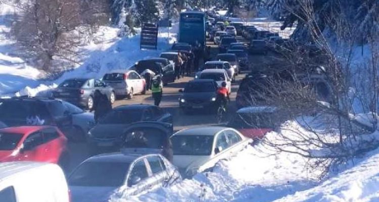 Τρίκαλα: “Βούλιαξαν” από κόσμο – “Πόλεμος” για μια θέση στο χιονοδρομικό κέντρο Περτουλίου