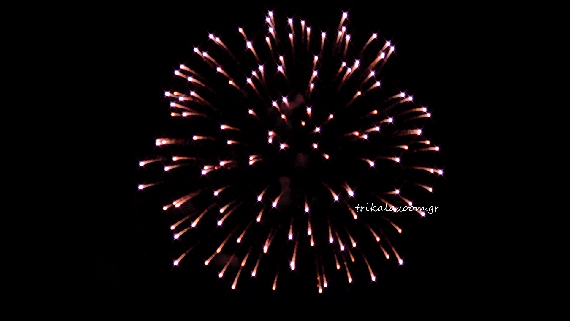 Τρίκαλα: Εντυπωσιακά πυροτεχνήματα υποδέχθηκαν το 2022 – ΒΙΝΤΕΟ