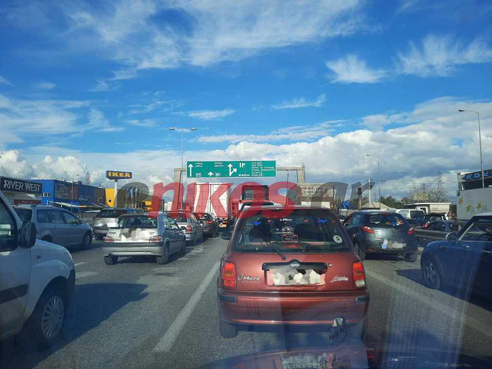 Σοβαρό τροχαίο με φορτηγό στον Κηφισό – Ουρές χιλιομέτρων σχηματίζουν τα αυτοκίνητα