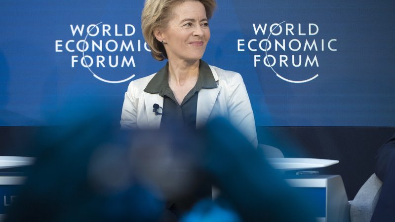 Ούρσουλα φον ντερ Λάιεν: Η πανδημία έδειξε τη δύναμη και την ανθεκτικότητα των δημοκρατιών