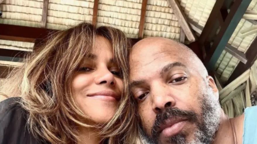 Χάλι Μπέρι: Πρωτοχρονιάτικο αστείο ο γάμος της