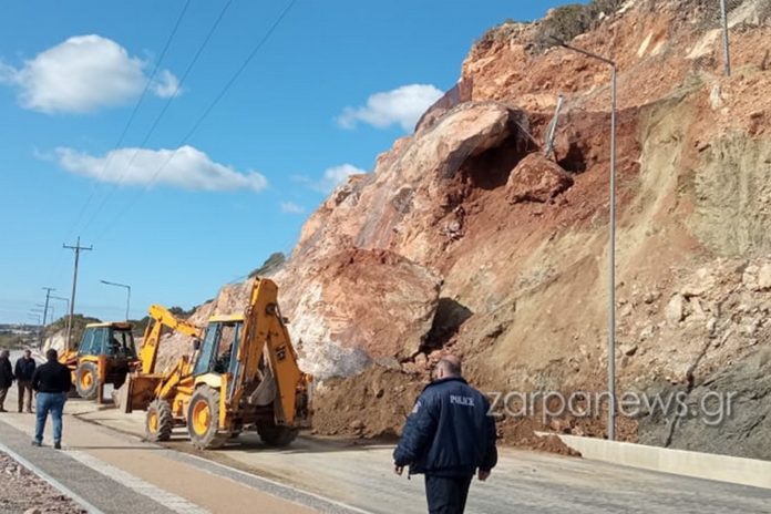 Χανιά: Τεράστιος βράχος έπεσε σε δρόμο της Παλαιόχωρας